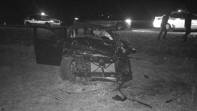  Un tanar de 25 de ani si-a pierdut viata noaptea trecuta dupa ce s-a rasturnat cu masina pe care o furase de la un prieten