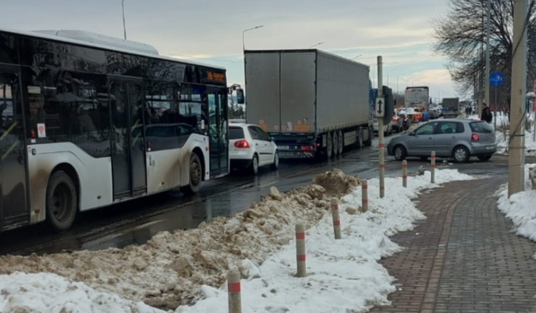  Autobuzele CTP care circula spre Carrefour Era si Metro au intarzieri mari