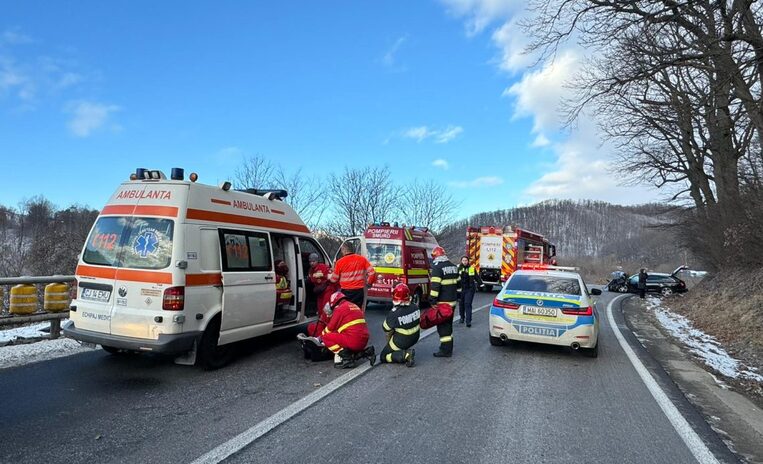  Patru copii au fost raniti si doi barbati au ramas incarcerati in urma unui accident produs in aceasta dimineata pe E60
