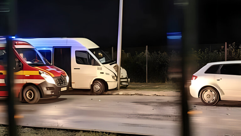 Noua persoane au fost ranite intr-un accident produs in aceasta dimineata in care au fost implicate doua microbuze si un autoturism
