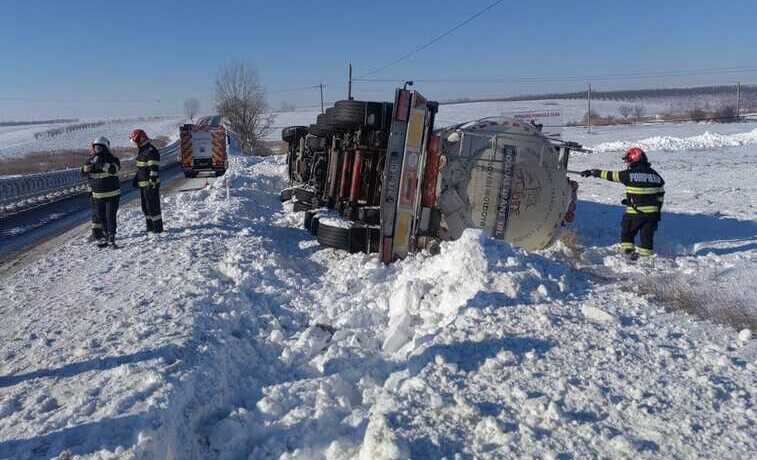  Accident pe E85 intre Bălțați și Târgu Frumos! O cisterna incarcata cu vin s-a rasturnat in afara soselei