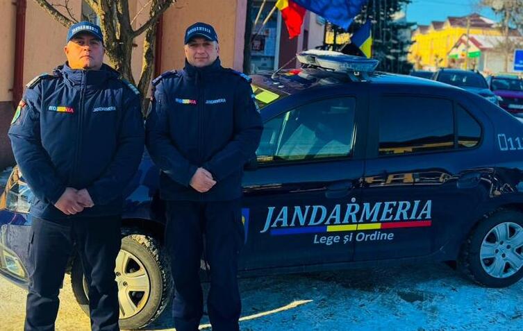  Doi jandarmi au salvat viata unei batrane de 83 de ani a carei casa luase foc