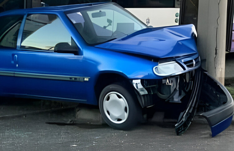  O fetita de 4 ani si mama acesteia au ajuns la spital in urma coliziunii dintre un autoturism si un autobuz