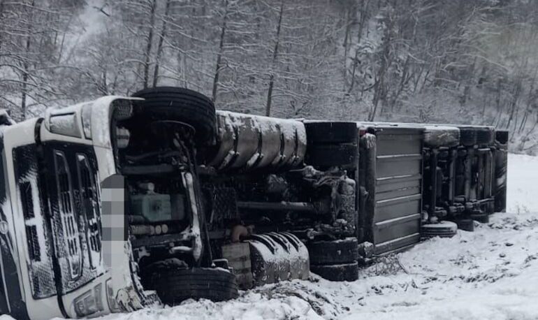  Un camion cu semiremorcă s-a răsturnat in afara carosabilului pe DN 11 in aceasta dimineata
