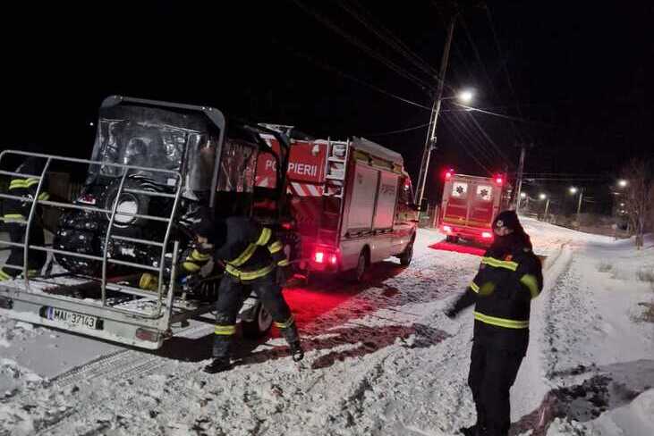  Pompierii ieșeni au salvat 7 copii și 8 adulți rămași blocați în mașini între localitățile Horlești și Letcani