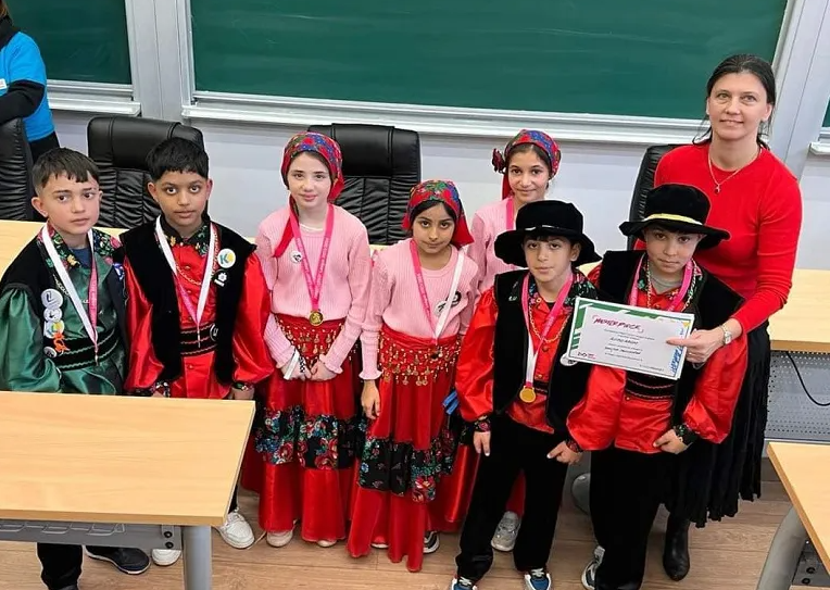  O echipă de COPII ROMI dintr-o comună băcăuană A CÂȘTIGAT un concurs de robotică organizat de Universitatea Politehnică