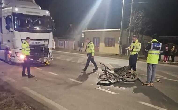  Un baiat de 15 ani si-a pierdut viata dupa ce a fost lovit de un TIR in aceasta seara in localitatea Motca