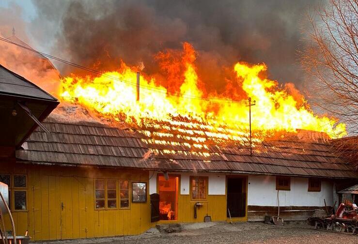  Un incendiu de proporții a cuprins trei gospodarii din localitatea Costișa