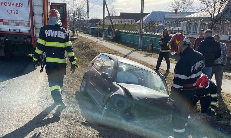  Un conducator auto de 70 de ani a ajuns la spital dupa ce autoturismul pe care il conducea a intrat intr-un cap de pod