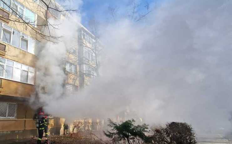  Incendiu la un bloc de locuinte de pe strada Vasile Lupu din municipiul Iasi