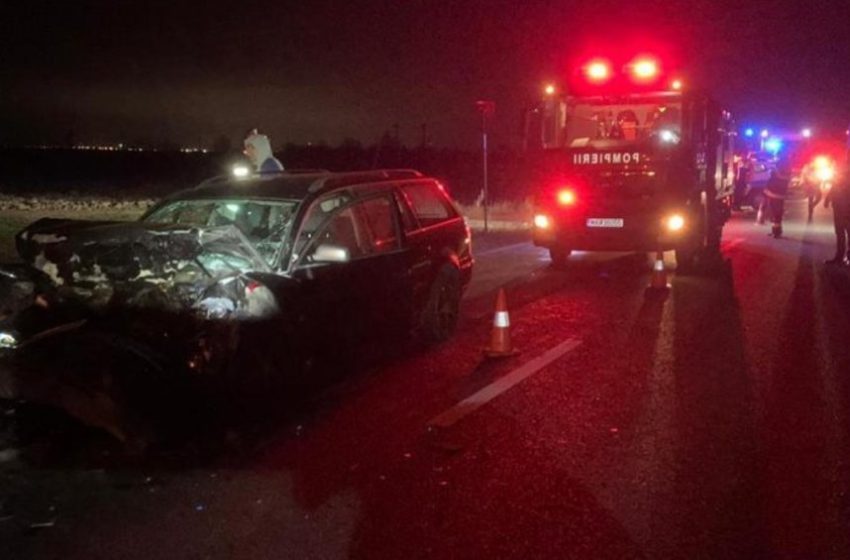  Trei persoane au ajuns la spital dupa ce un autocar cu 24 de pasageri a intrat in coliziune cu un autoturism
