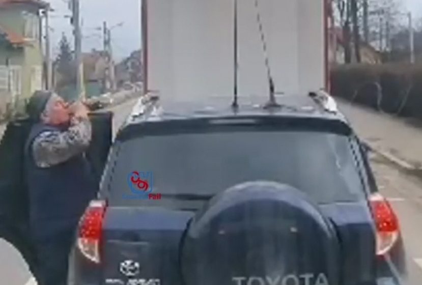  Un șofer a fost filmat în timp ce se „cinstea” în trafic
