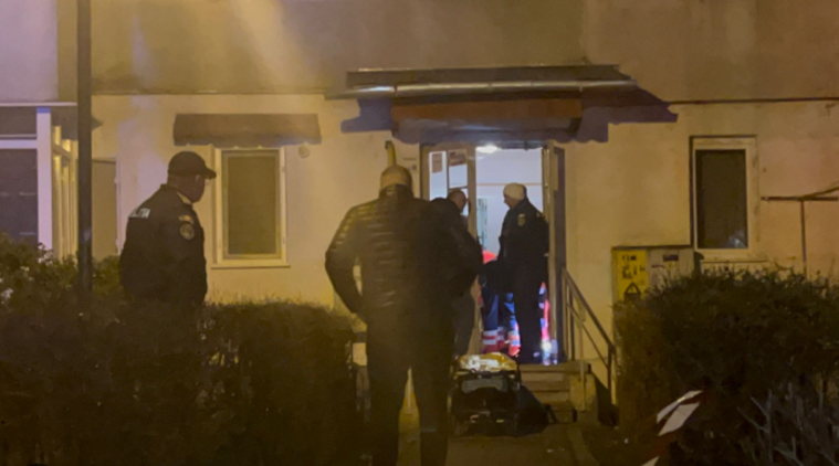 O femeie a fost injunghiata mortal de sotul ei la intrarea in scara blocului in care locuia