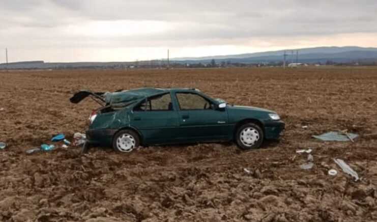  Un autoturism in care se aflau 5 persoane s-a rasturnat pe raza localitatii Marginea