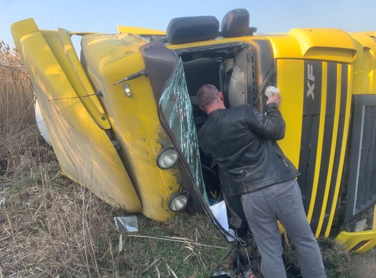  Accident cu o victimă la Vânători! Un TIR încărcat cu ciment s-a răsturnat