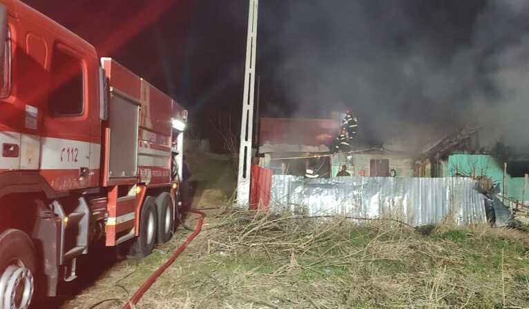  Doi batrani au ramas pe drumuri dupa ce fiul lor de 27 de ani a dat foc casei parintesti