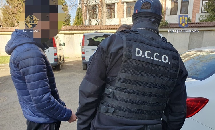  Un tânăr de 21 de ani din Iaşi a fost prins cu 10 kilograme de droguri in masina