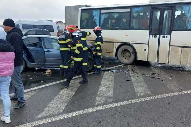 Un autobuz a fost implicat într-un accident în zona Metro Iasi