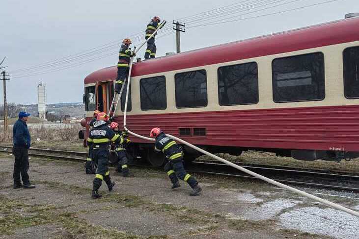  Trenul Iași-Hârlău a luat foc în stația Cotnari