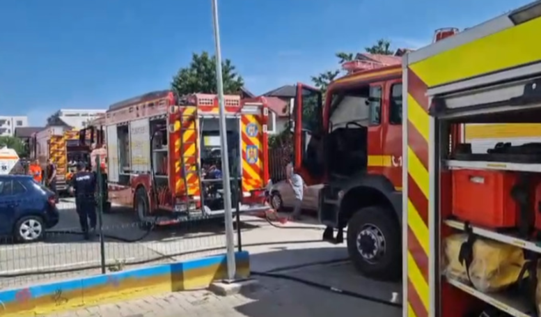  Explozie la un bloc din Valea Lupului în această dimineață