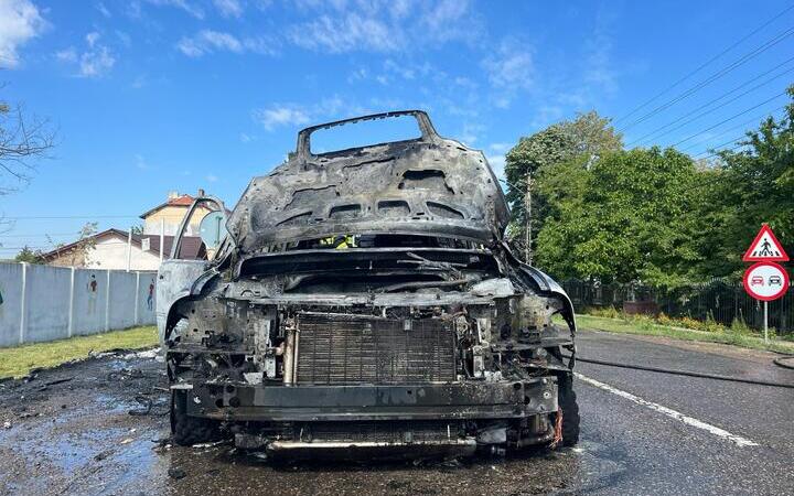  Un autoturism a ars in totalitate in urma unui incendiu in aceasta dupa-amiaza