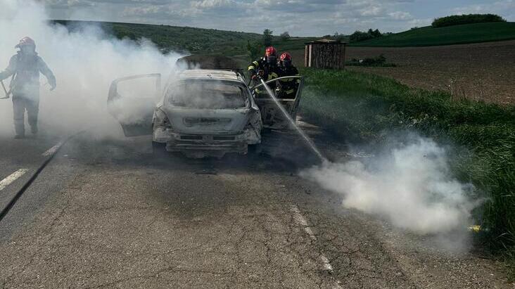  Un autoturism a luat foc pe DN24 in aceasta seara