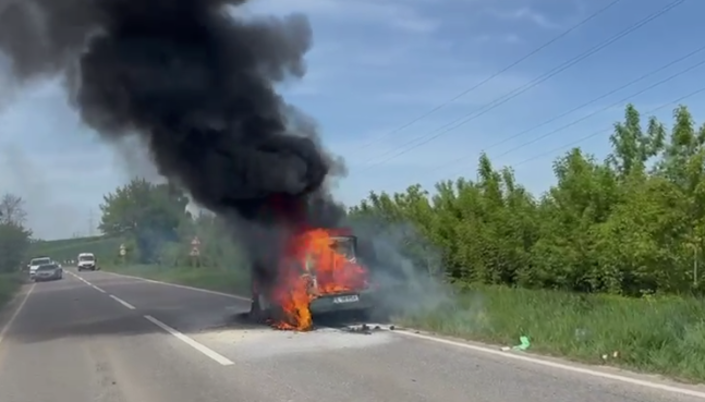 Un autoturism a luat foc in aceasta dupa-amiaza pe drumul DN15D