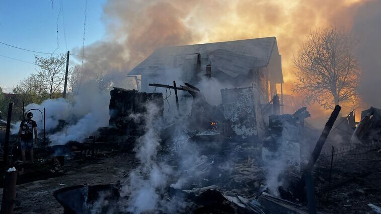  Trei case si doua anexe au fost afectate de un incendiu de proportii in aceasta seara