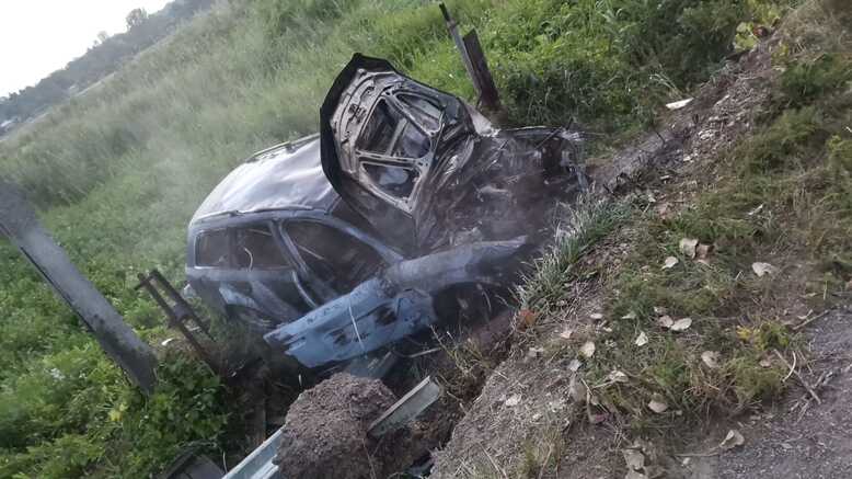  O mașină a luat foc în urma unui accident rutier