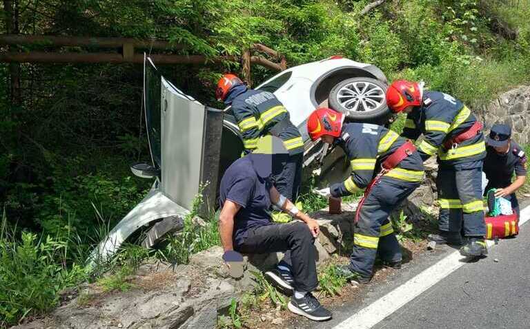 Un sofer de 63 de ani a pierdut controlul volanului si a intrat intr-un cap de pod in aceasta dupa-amiaza