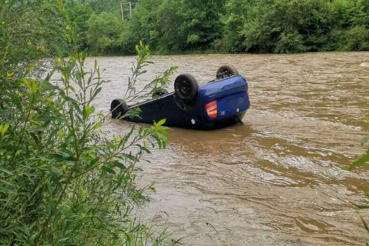  O persoană a ajuns la spital după ce mașina în care se afla s-a răsturnat într-un râu în această dimineață