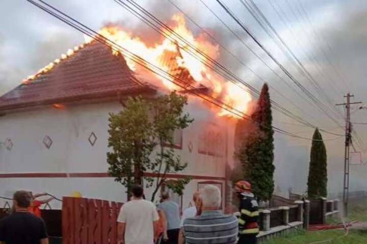  Doua persoane au avut nevoie de ingrijiri medicale in urma unui incendiu produs in aceasta seara