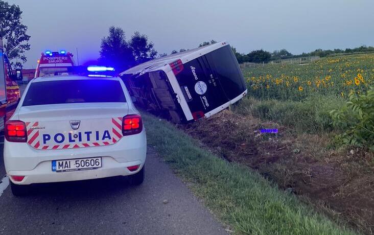  Un autocar cu 59 de persoane s-a rasturnat pe drumul european E85