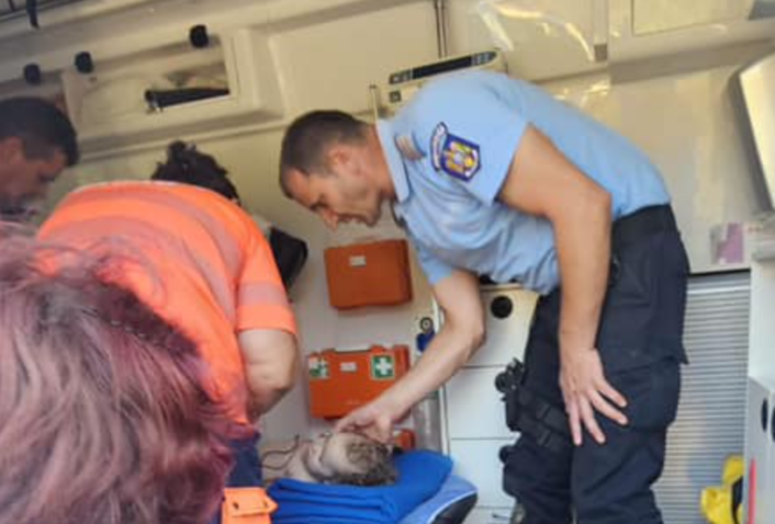  Doi jandarmi au salvat o fetiță de 2 ani care se inecase în râul Tazlau