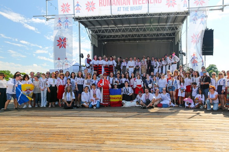  Cel mai mare festival românesc din Statele Unite a ajuns la a treia ediție. Mii de oameni din toată America au fost prezenți timp de trei zile, în ciuda vremii caniculare, la  spectacolele de dans și concerte, expoziții, degustări de bucate tradiționale și vin, demonstrații meșteșugărești de sculptură în lemn și olărit