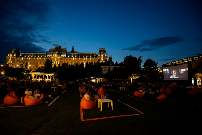  Caravana Orange ajunge la Iași. Pop-up Cinema în aer liber, în parcul Palas
