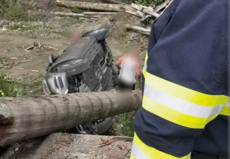  Un copil și 2 femei au ajuns la spital după ce mașina în care se aflau a căzut de pe un pod