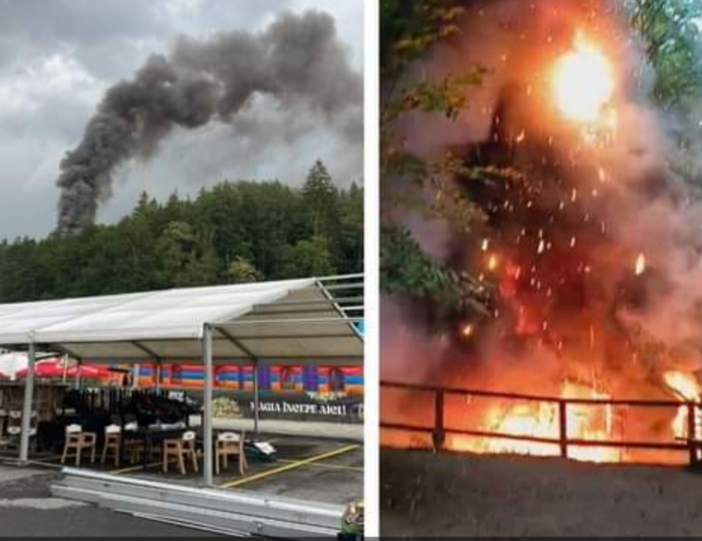  Macheta unui dinozaur înalt de 10 metri a luat foc într-un parc de distracții din Râșnov