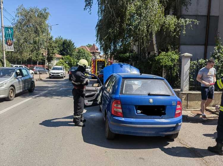 Un autoturism a luat foc pe o stradă din Iași în această după-amiază
