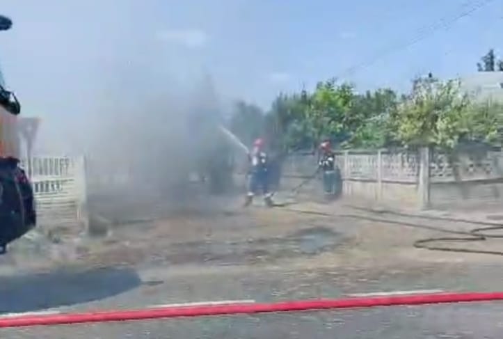  O remorca cu baloti a luat foc in localitatea Razboieni