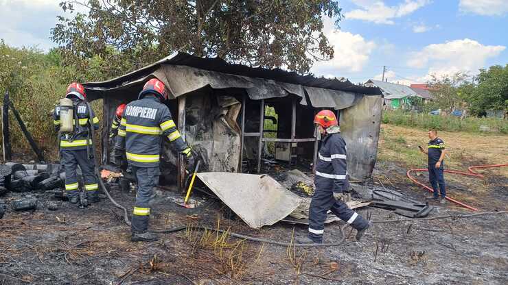  O viață pierdută în flăcări: Un barbat din satul Poieni a fost gasit decedat intr-un vagon locuibil