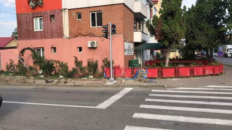  Atenție, șoferi! Restricții temporare în zona Podu Iloaiei pentru montarea semafoarelor