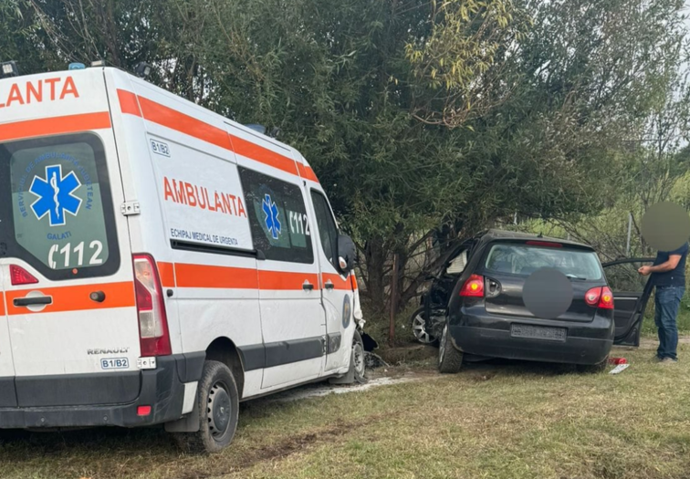  Patru persoane rănite într-un accident între o ambulanță și un autoturism