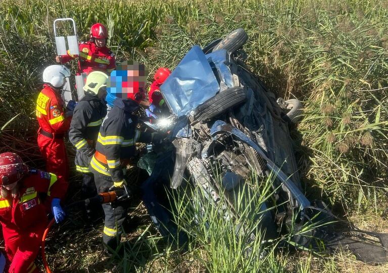  Accident grav cu 4 victime, din care 3 au ramas incarcerate, in aceasta dimineata pe drumul national DN15