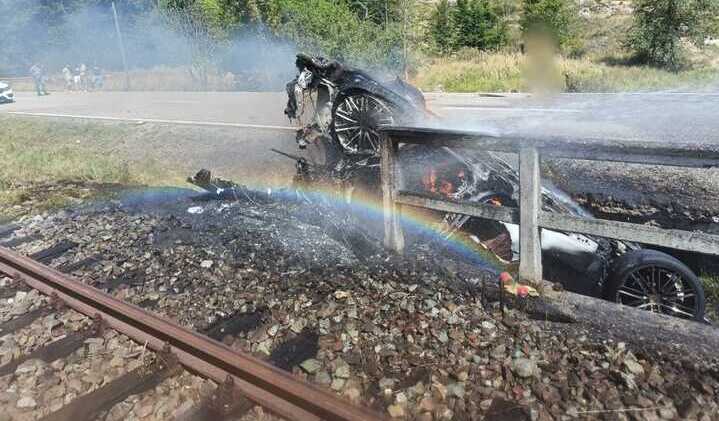  Autoturism distrus de flăcări în urma unui accident rutier