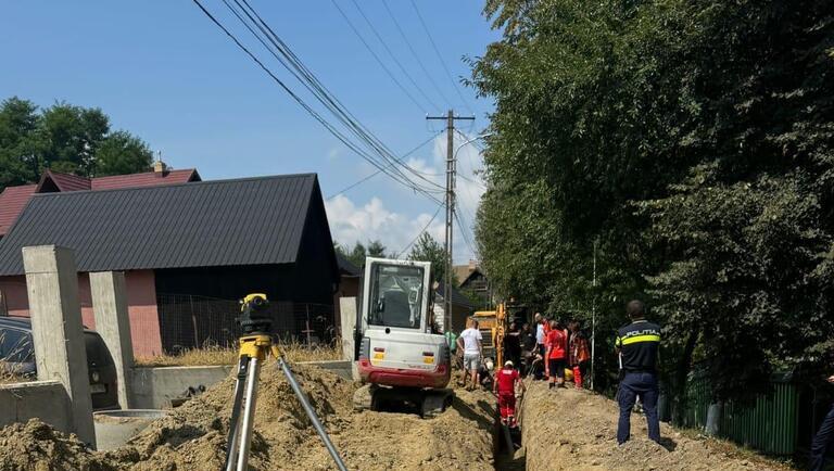  Intervenție dramatică pentru salvarea unui bărbat prins sub un mal de pământ