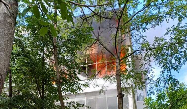  Incendiu la un apartament de pe strada Nicolina