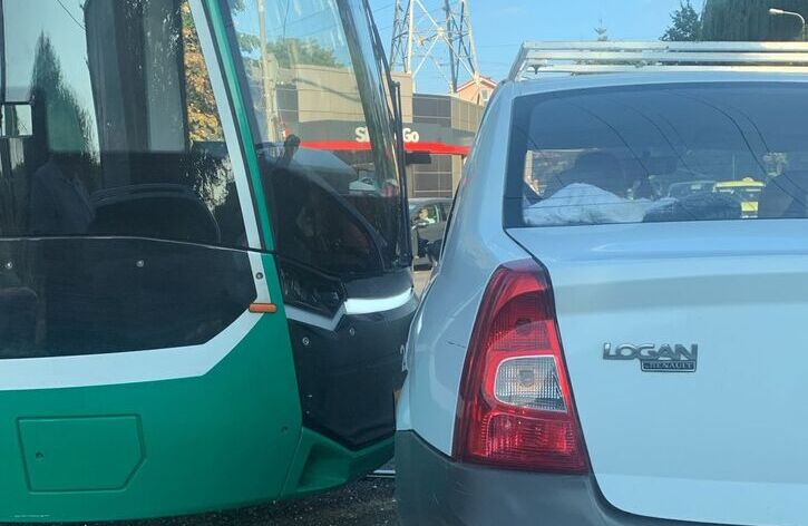  Un tramvai al CTP Iași a fost implicat într-un accident rutier în această dimineață