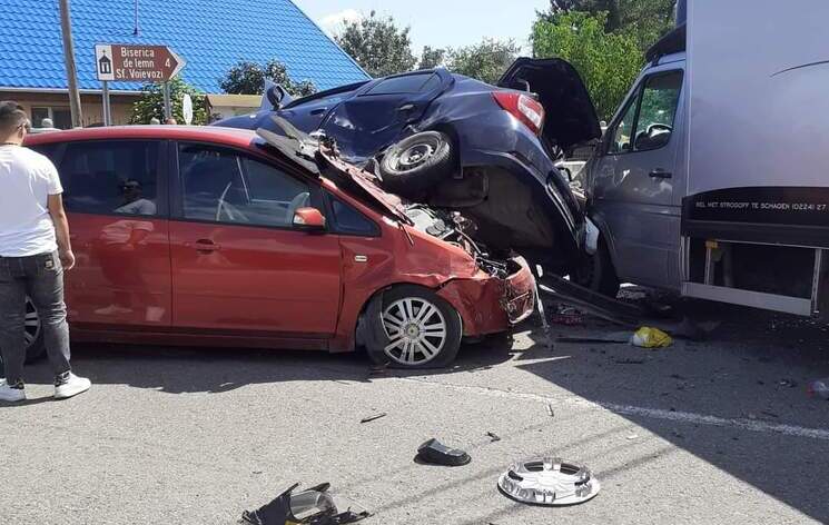  Cinci victime intr-un accident cu două autoturisme și o autoutilitară implicate