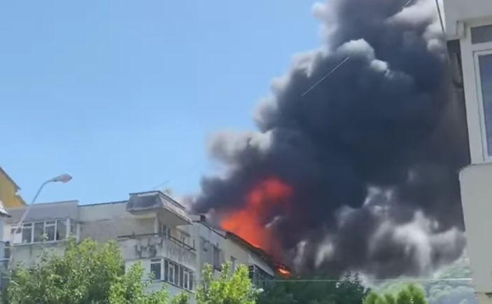  Incendiu devastator la acoperisul unui bloc in aceasta dupa-amiaza